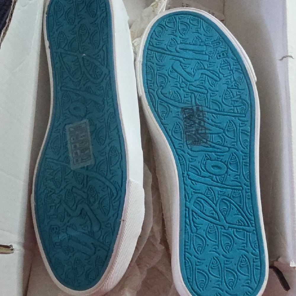 Blowfish Textured White Sneakers - Picture 4 of 5